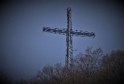 45 Dalla Baita di Colle Pradali (850 m) zoom sulla vicina alta croce del Canto Alto (1146 m)